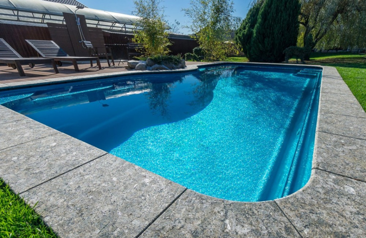 Модель:  Авиньон
Размер:  Длина: 7,1 м. Ширина: 3,6 м. Глубина: 1,3-1,8 м. Объем: 28 м³
Цвет:  Стратосфера